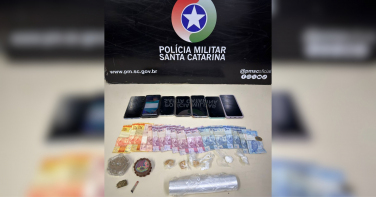 Notícia - Homem abordado com cocaína leva polícia a ponto de tráfico em Lauro Müller
