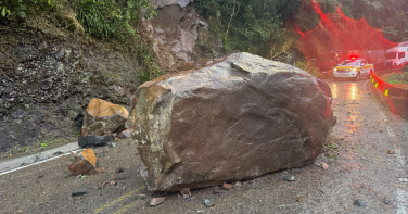 Notícia - Rocha gigante desliza e interdita trânsito na Serra do Rio do Rastro