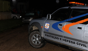 Notícia - Família é retirada de residência após deslizamento