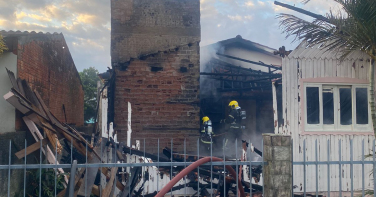 Notícia - Fogo destrói residência em Araranguá