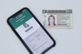 Notícia - TSE faz balanço do 1º turno: votação ocorre sem cédulas de papel e app e-Título bate recorde de acessos