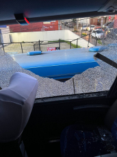 Notícia - Susto! Ônibus do Criciúma bate em galho e estilhaços de vidro atingem jogadores