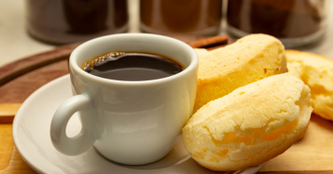 Notícia - Só 2 ingredientes: veja receita de biscoito de queijo fácil de preparar