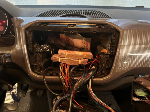 Notícia - Mais de R$ 400 mil sem origem comprovada são encontrados em painel de carro na BR-101