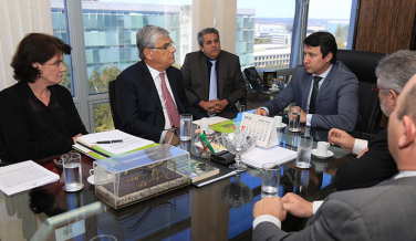 Notícia - Moreira negocia no Ministério da Agricultura exportação de carne suína para o México