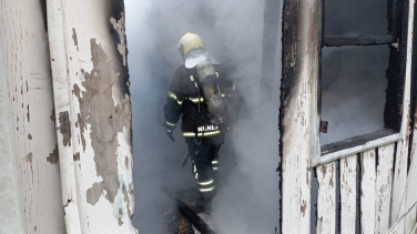 Notícia - Bombeiros combatem incêndio em casa de madeira no Centro de Morro da Fumaça