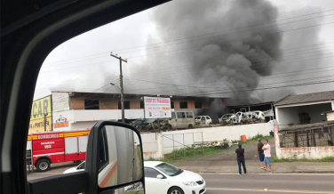 Notícia - Incêndio atinge ferro velho em Sombrio