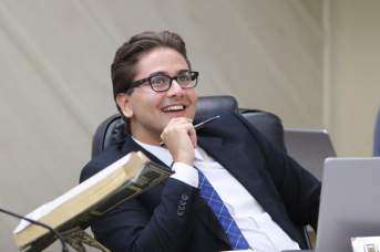 Notícia - Empresas envolvidas com produtos de origem criminosa podem ter alvará cassado