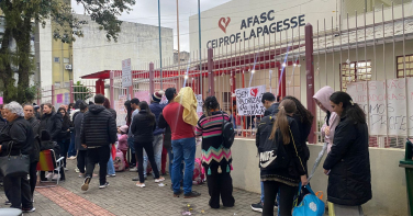 Notícia - Pais formam fila para cadastrar crianças em creche durante greve da Afasc