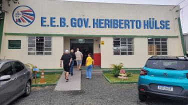 Notícia - Presença de idosos chama atenção na EEB Governador Heriberto Hülse nas Eleições 2026