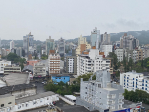 Notícia - [Áudio] Sexta-feira chuvosa e final de semana de muito calor em Criciúma