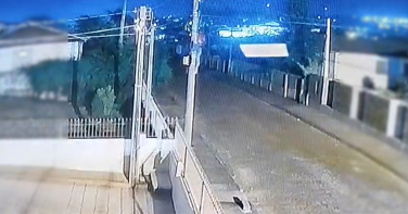 Notícia - Furto de fios: vídeo flagra momento em que ladrão escala poste e provoca apagão no Pinheirinho