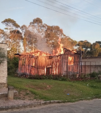 Notícia - Incêndio destrói casa abandonada em Criciúma