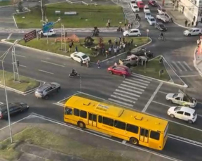 Notícia - Capotamento na Centenário deixa trânsito lento na Próspera