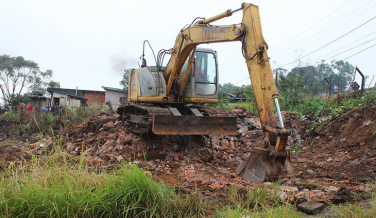 Notícia - Imóvel abandonado é demolido em Criciúma