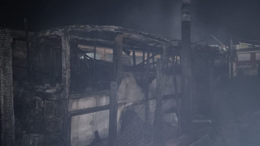 Notícia - Incêndio atinge três estabelecimentos e deixa motor-home destruído no Centro de Garopaba