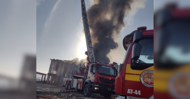 Notícia - Incêndio atinge indústria de isopor e mobiliza grande operação dos bombeiros em SC