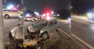 Notícia - Carro bate em poste de sinalização e deixa três pessoas feridas em Içara