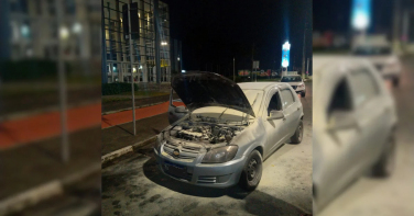 Notícia - Carro pega fogo em frente ao Nações Shopping e mobiliza os bombeiros de Criciúma