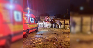 Notícia - Motorista fica ferido após carro capotar e sair da pista na SC-108, em Cocal do Sul