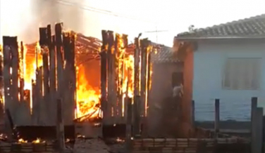 Notícia - Fogo em residência de Siderópolis (VÍDEO)