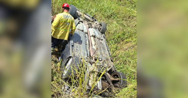 Notícia - Carro capota às margens de trilho de trem e mobiliza resgate complexo em Urussanga