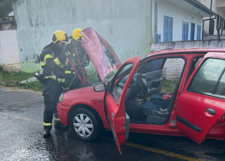 Notícia - Bombeiros combatem incêndio em veículo na Mineira Nova  