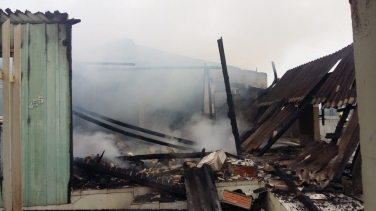 Notícia - Residência é destruída após incêndio