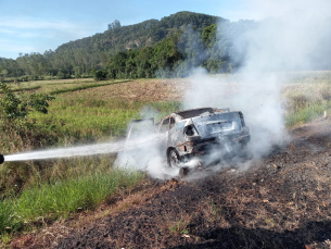Notícia - Jacinto Machado: carro pega fogo após pane mecânica 