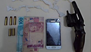 Notícia - Após perseguição, Polícia faz barreira na Centenário e apreende armas