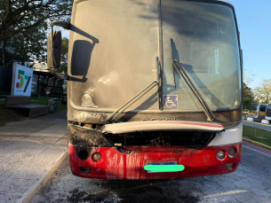 Notícia - Ônibus pega fogo em frente a Unesc