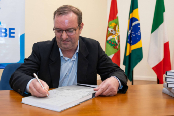 Notícia - [Áudio] Lançamento de livro marca os 150 anos da imigração italiana em Santa Catarina