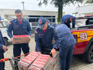 Notícia - Bombeiros arrecadam mais de 400 litros de leite para o Asilo São Vicente