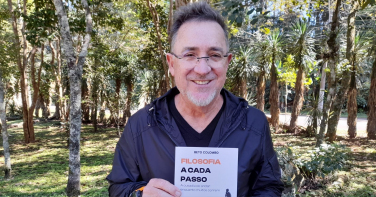 Notícia - Empresário criciumense lança livro sobre desacelerar em meio à correria da vida contemporânea