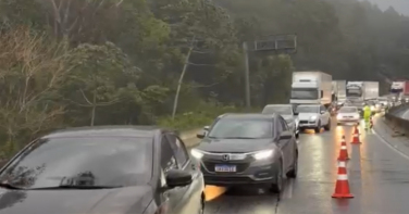 Notícia - Morro dos Cavalos é totalmente liberado após tombamento de carreta