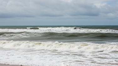 Notícia - Ondas de até 3 metros: mar agitado aumenta risco de alagamentos costeiros em SC