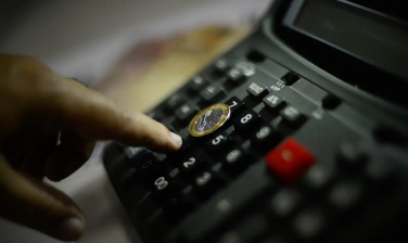 Notícia - Endividamento das famílias fica estável em junho, diz CNC