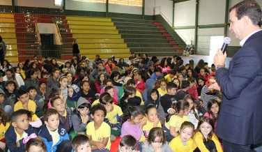 Notícia - Alunos e professores recebem quase 700 tablets em Maracajá