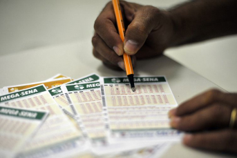 Notícia - Mega-Sena paga R$ 72 milhões na quarta-feira