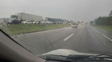 Notícia - Tombamento de caminhão e pane elétrica provocam fila quilométrica na BR-101 em SC