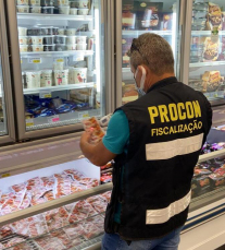 Notícia - Procon apreende 77 quilos de alimentos estragados em supermercado