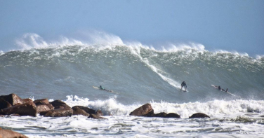 Notícia - Ondas gigantes arrastam multidão e colocam praia de SC no centro do surfe brasileiro