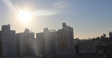 Notícia - Tempo bom predomina e temperaturas podem passar de 30°C no feriado