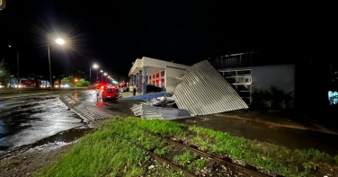 Notícia - [Vídeos] Temporal arranca telhado da superintendência de trânsito de Criciúma