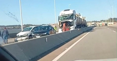 Notícia - Engavetamento com oito veículos bloqueia trânsito na ponte Anita Garibaldi em Laguna 