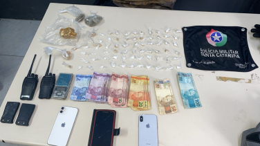 Notícia - PM prende duas pessoas por tráfico de drogas em Criciúma