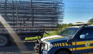 Notícia - Caminhão com barras de ferro projetadas para fora da carroceria é flagrado em Tubarão