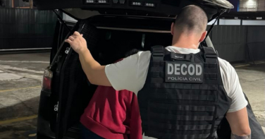 Notícia - Casal é preso por tráfico de drogas durante operação em Criciúma