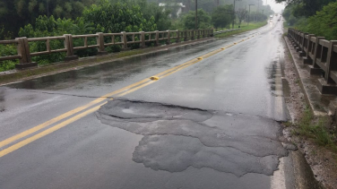 Notícia - Asfalto afundando perto de ponte entre Orleans e Urussanga (VÍDEO)