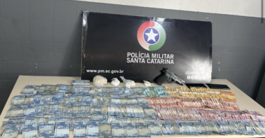 Notícia - Mulher é presa por tráfico de drogas em Criciúma